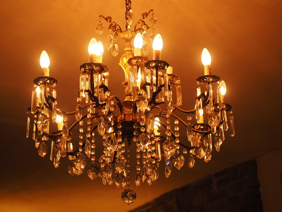 Things To Consider While Purchasing The Right Chandeliers