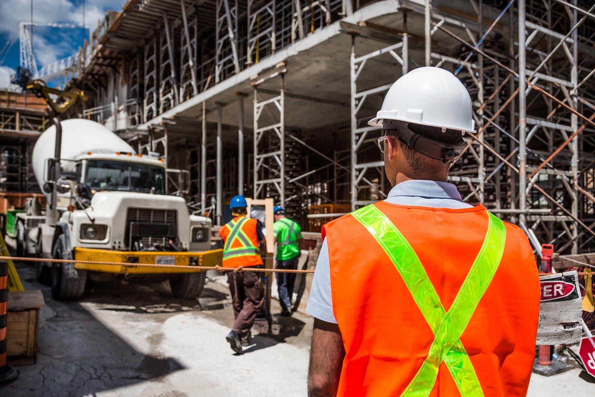 What To Consider While Hiring A Team Of Construction Contractors